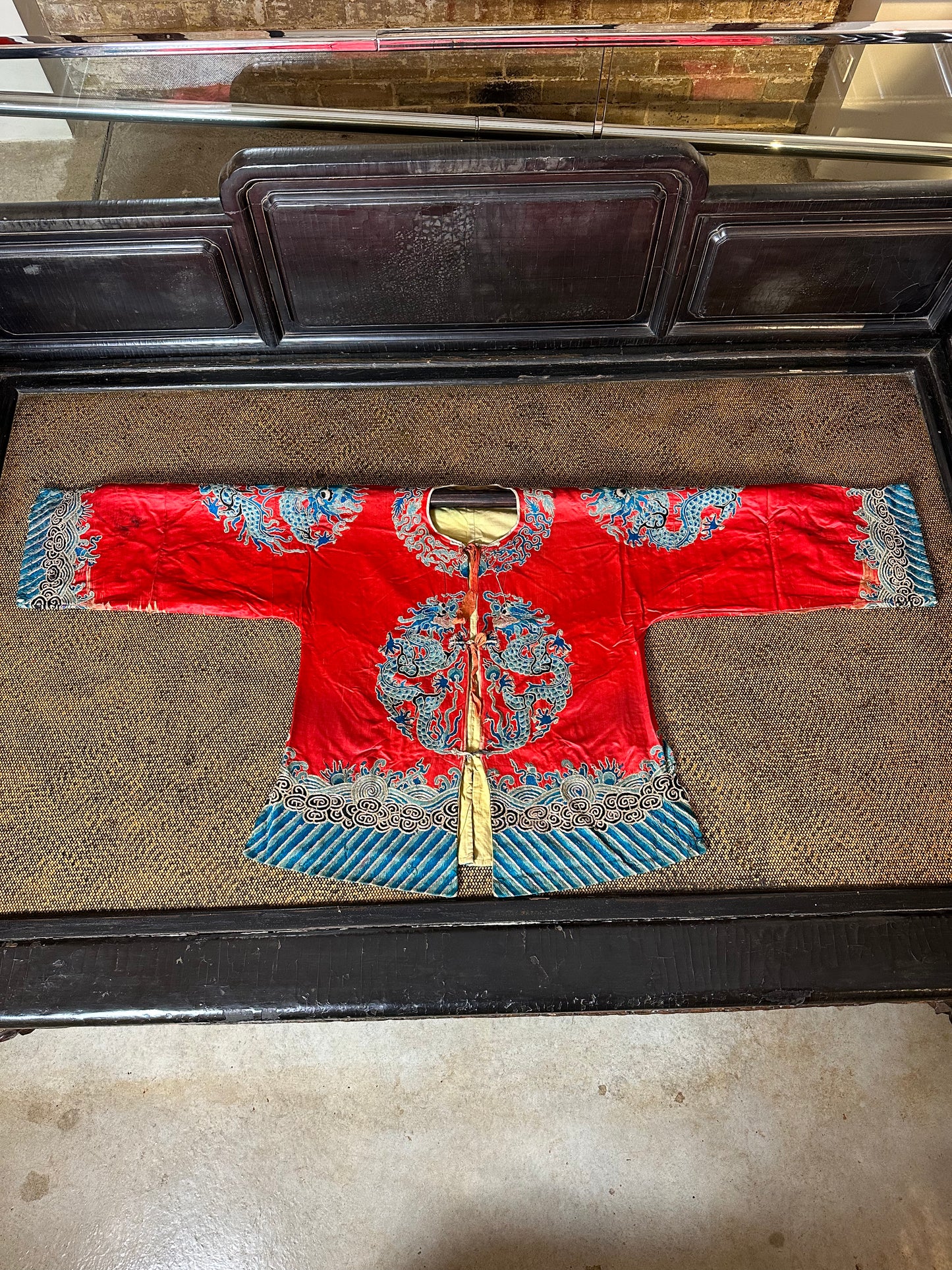 Traditional Chinese Medium Silk Gown - Dragon Pattern