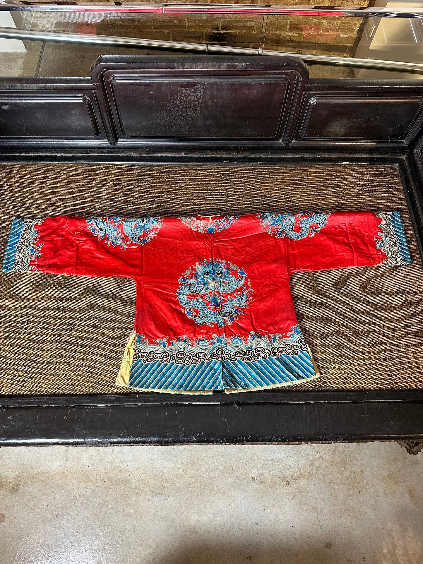 Traditional Chinese Medium Silk Gown - Dragon Pattern